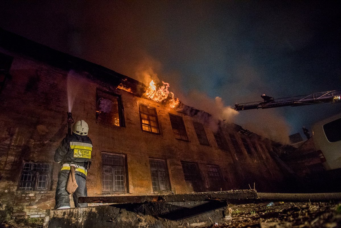 11 апреля около 20:00 в центре Днепра загорелось заброшенное здание