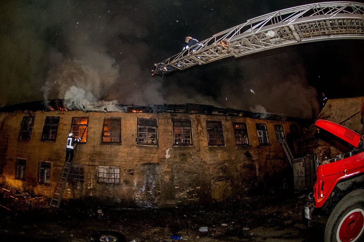 На месте работало 7 единиц пожарно-спасательной техники ГУ ГСЧС и 24 спасателя
