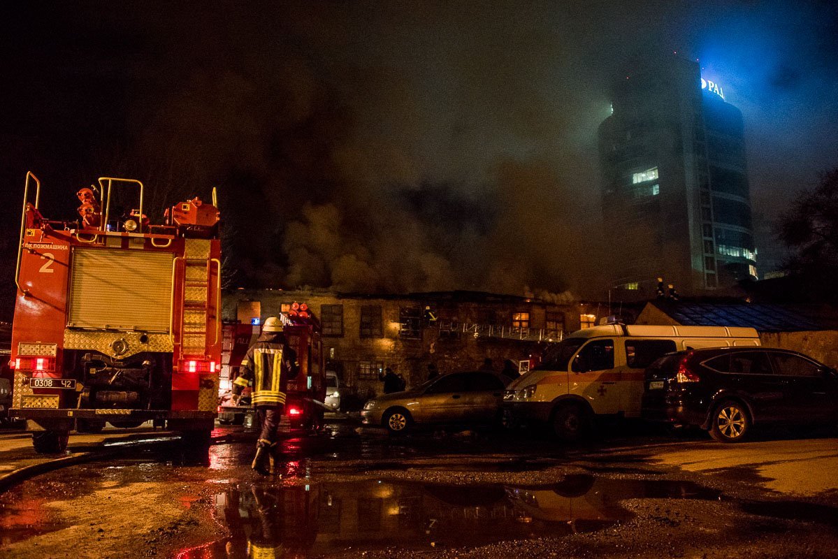 По словам очевидцев, около 23:00 в пылающем здании рухнул второй этаж