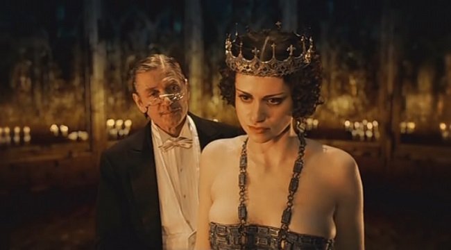 Сцена из сериала «Мастер и Маргарита» Сцена из сериала «Мастер и Маргарита»