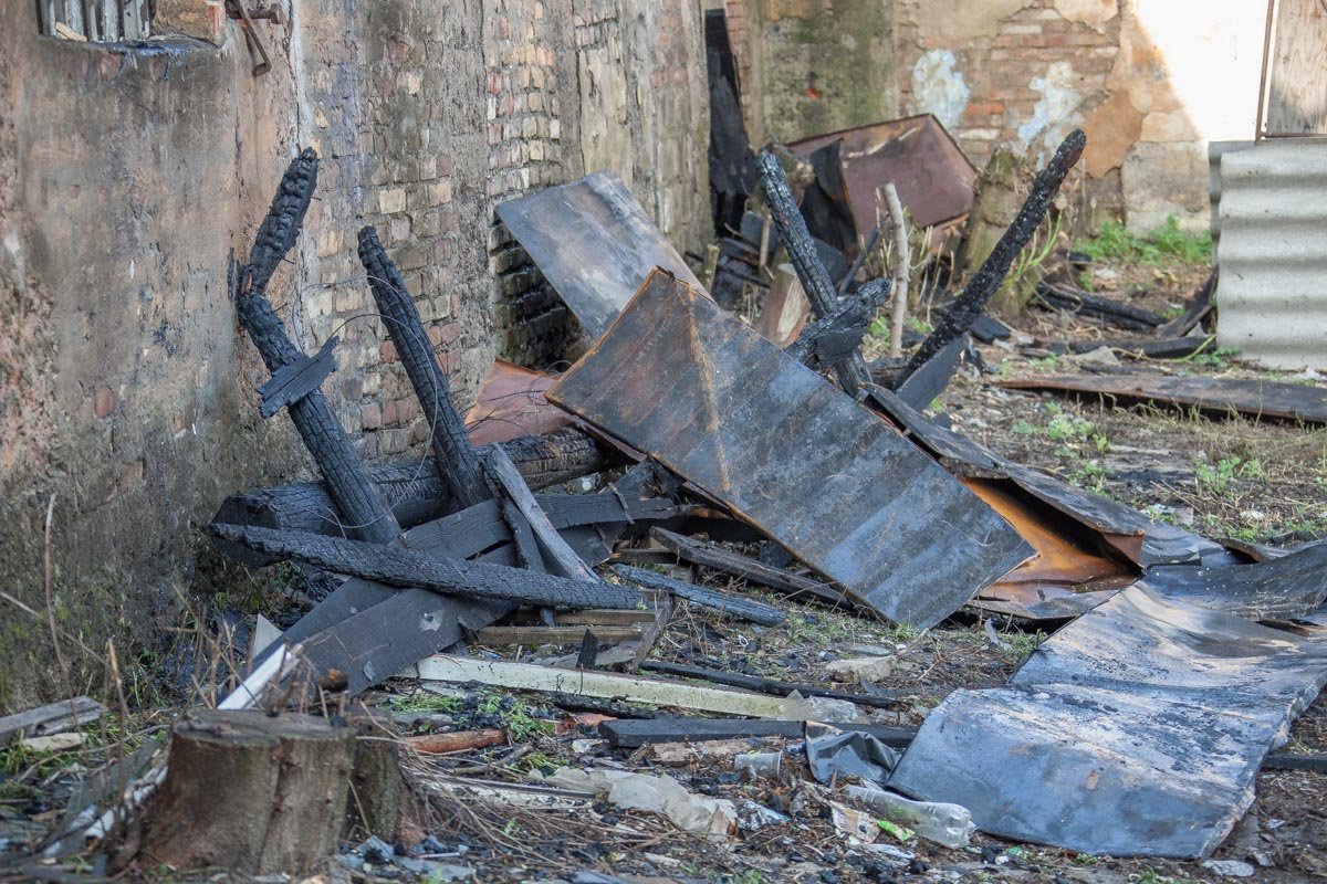Огонь практически уничтожил здание Огонь практически уничтожил здание