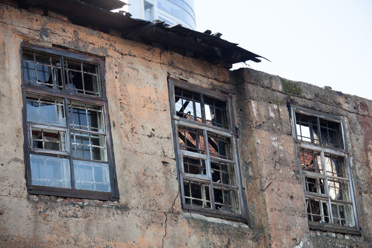 Прохожие помогали спасателям убирать припаркованные машины Прохожие помогали спасателям убирать припаркованные машины