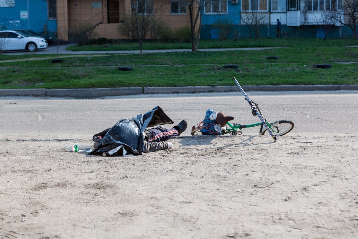 Тело мужчины лежало рядом с дорогой Тело мужчины лежало рядом с дорогой
