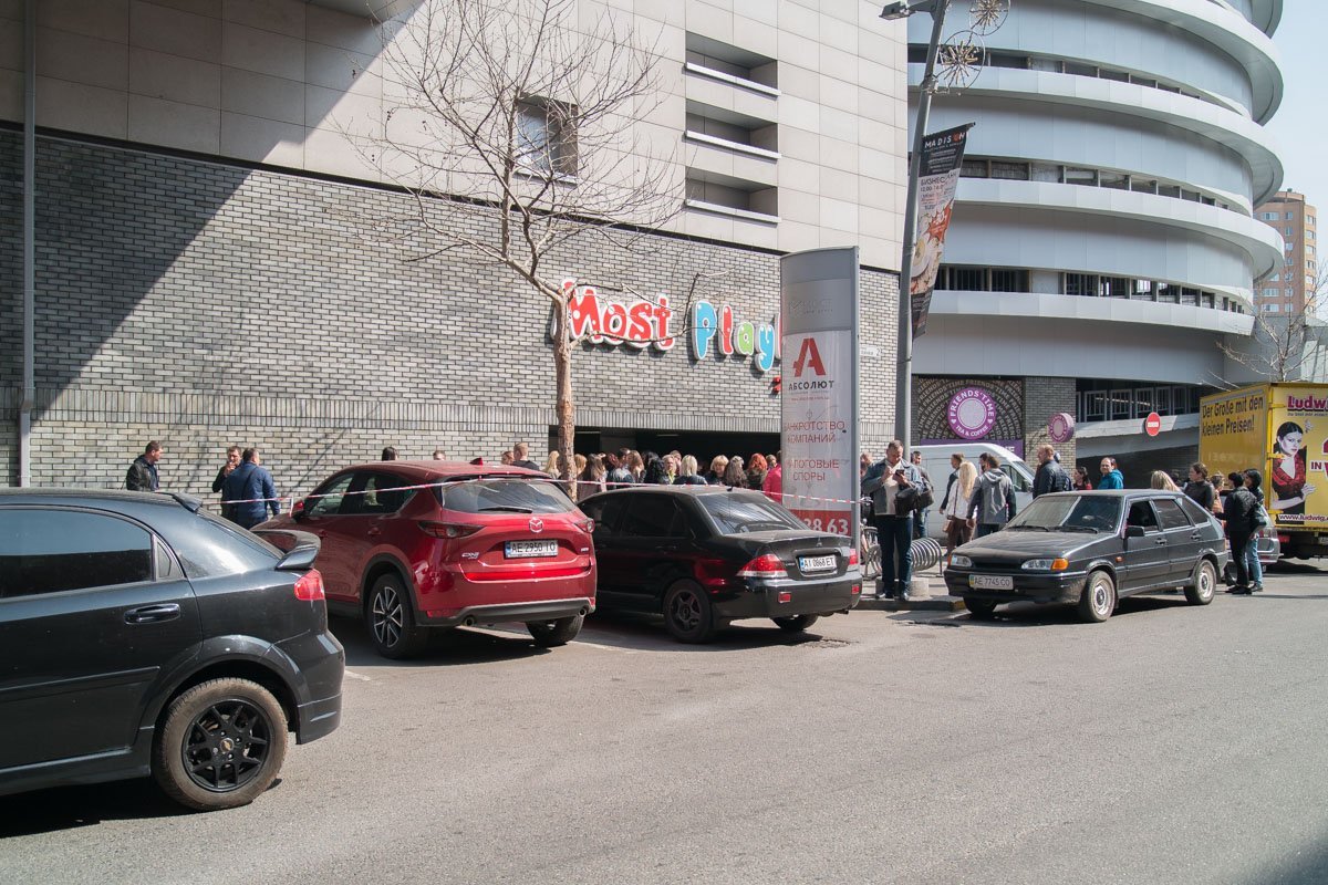 В ТРК «МОСТ-СИТИ» началась эвакуация посетителей В ТРК «МОСТ-СИТИ» началась эвакуация посетителей