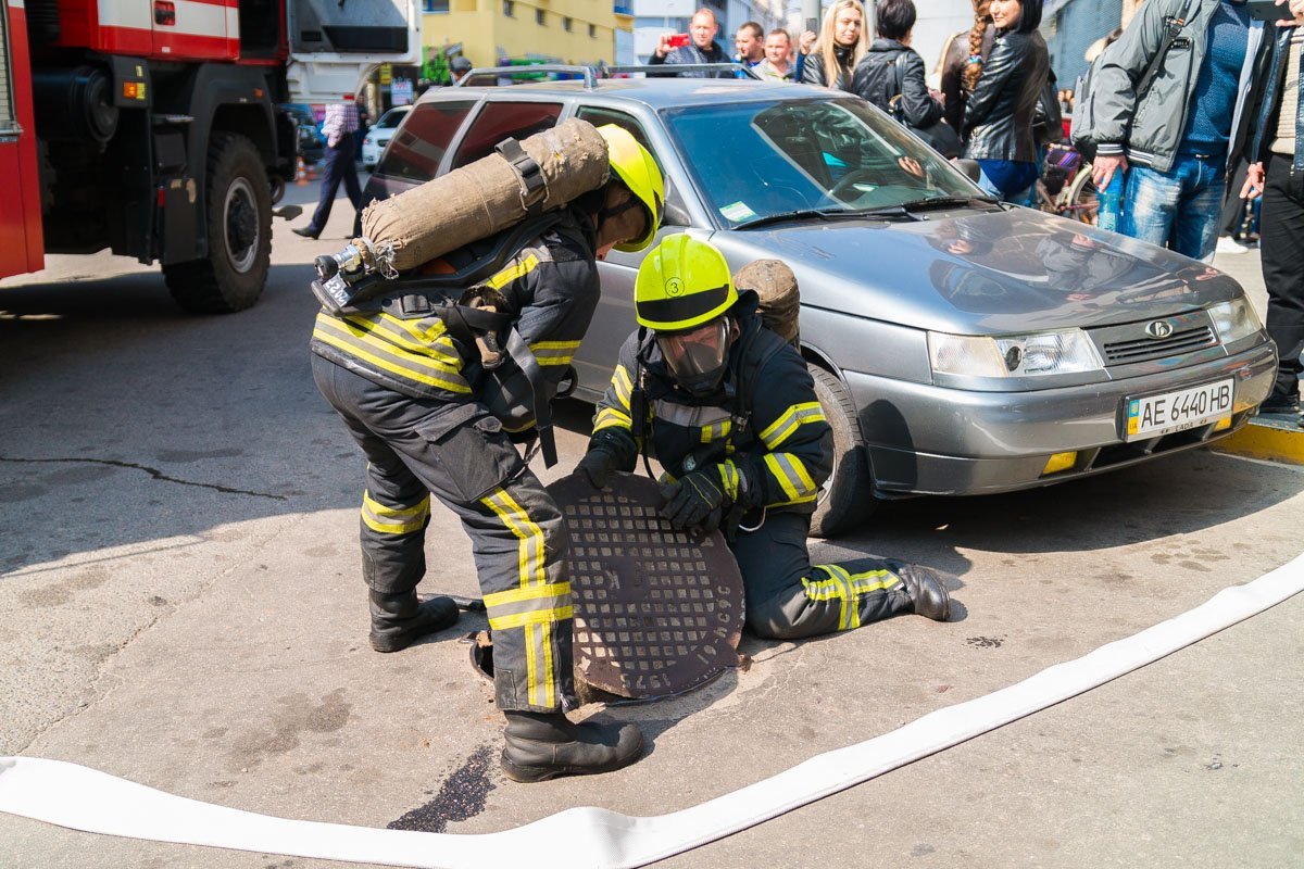 Сотрудники ГСЧС нашли гидрант Сотрудники ГСЧС нашли гидрант