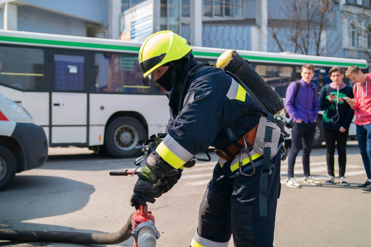 Этот пристальный взгляд за спиной Этот пристальный взгляд за спиной