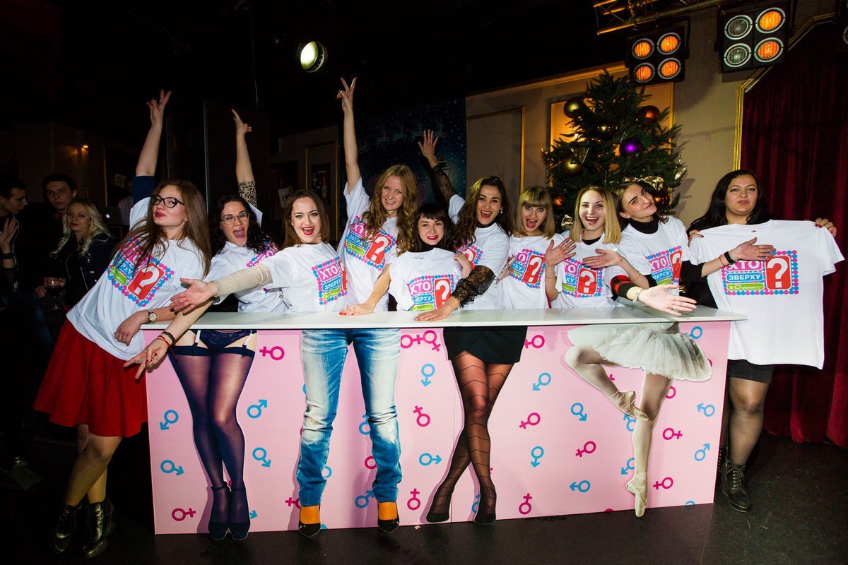 Сотрудники компании устраивают вечеринки вместе Сотрудники компании устраивают вечеринки вместе