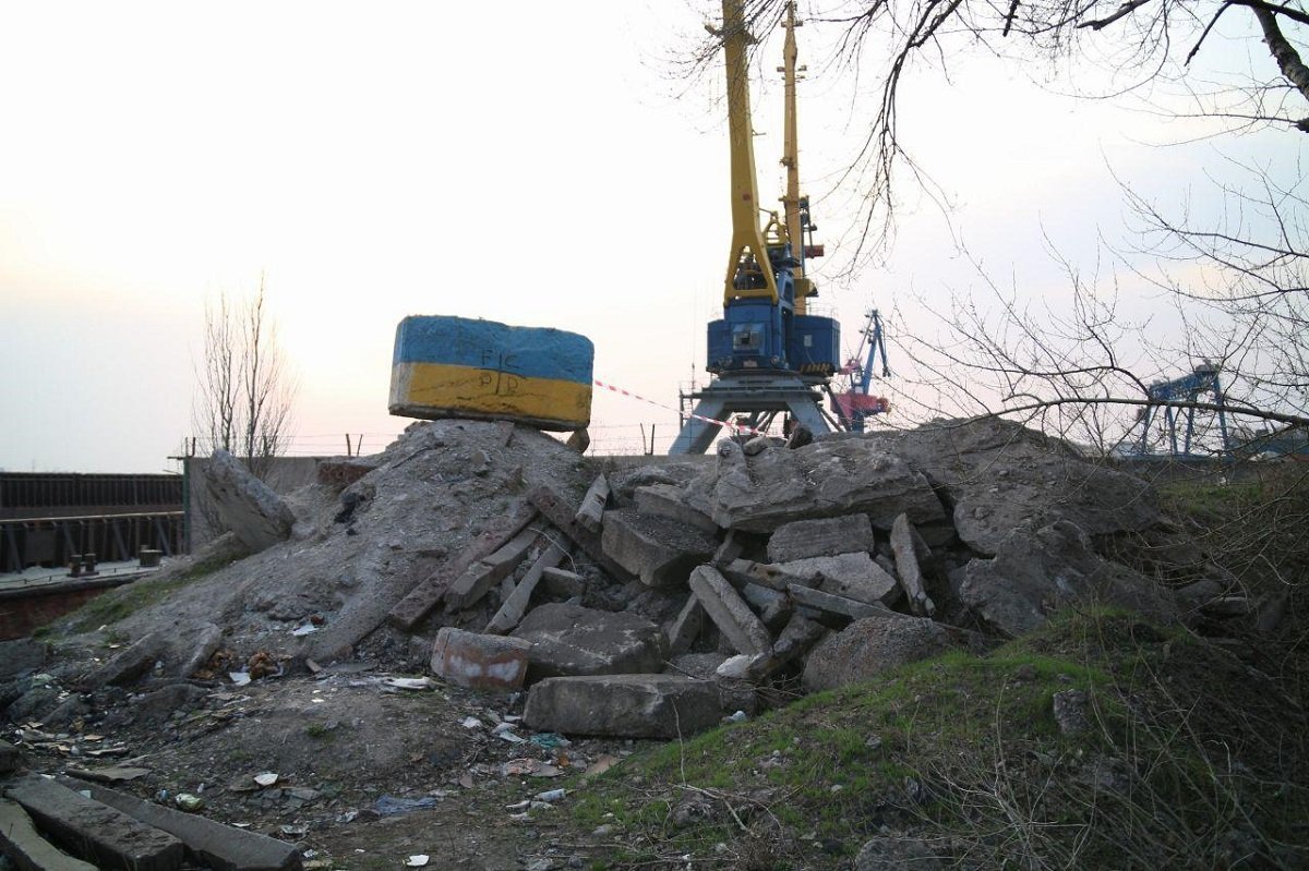 Подростки гуляли вдоль реки и нашли в мусоре снаряд Подростки гуляли вдоль реки и нашли в мусоре снаряд