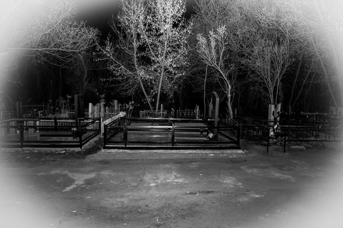 Складывается впечатление, как-будто из-за деревьев кто-то подглядывает, и этот кто-то вовсе не человек 