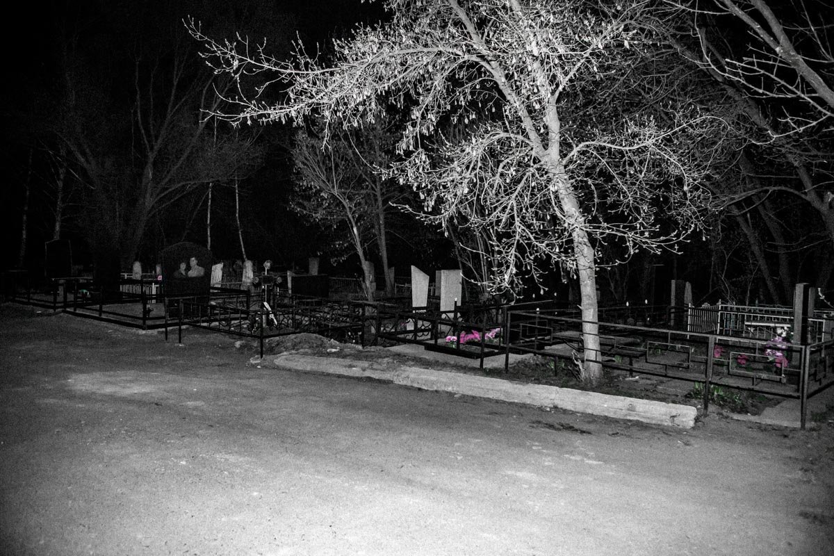 На секунду может показаться, как кто-то сидит в оградке, присмотревшись, понимаешь - это просто памятники, но сердце уже колотит 