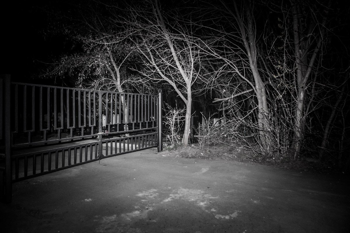 Выходя из Сурско-Литовского кладбища, показалось, как кто-то вышел нас проводить, подумав, что сторож, мы хотели поздороваться, но посветив на то место, оказалось, что никого нет