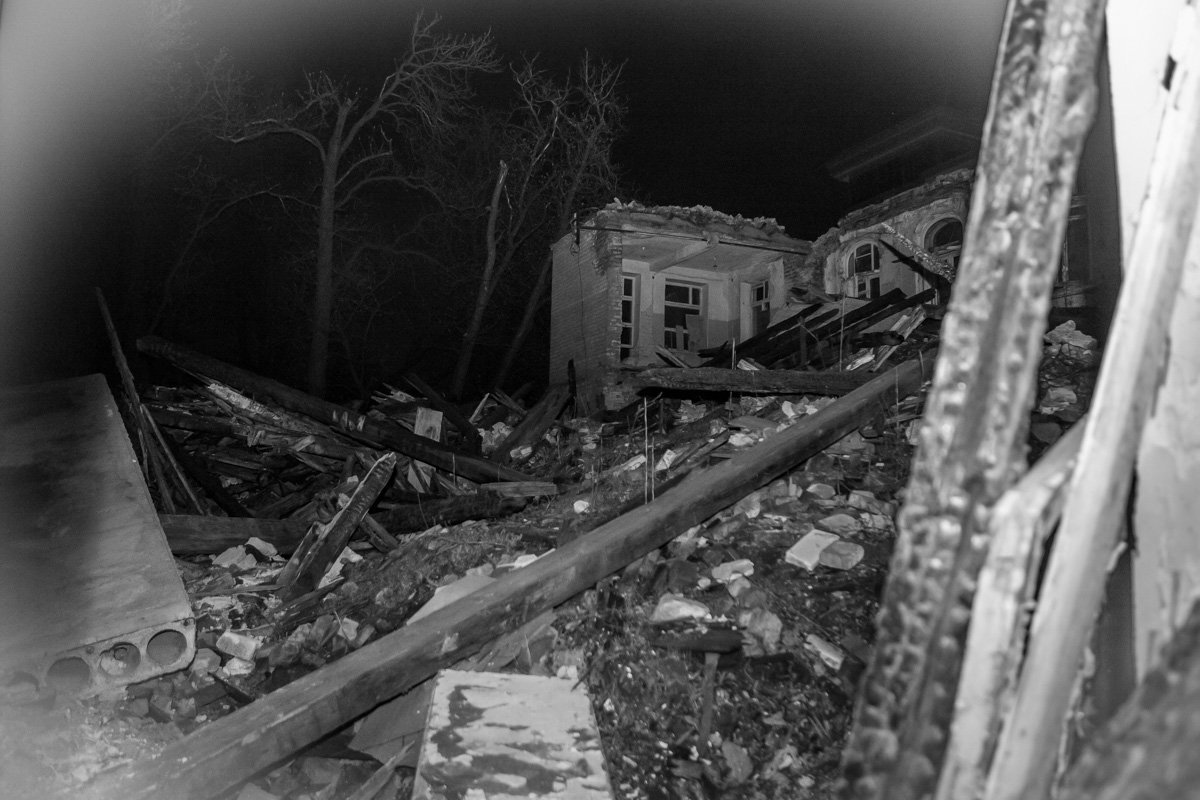 Вокруг заброшенной больницы на улице Короленко, которую называют Страной, или Королевством мертвых, ходит немало легенд