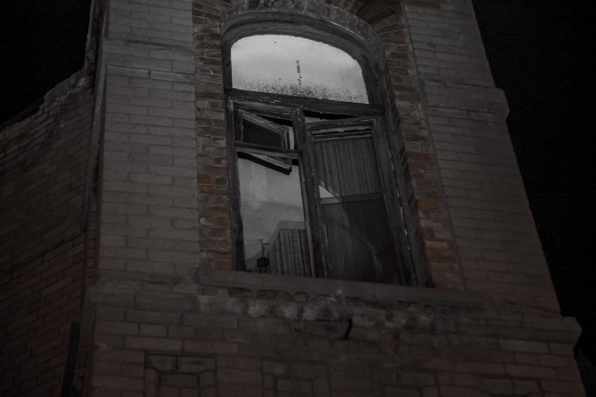 Кто-то выглянул в окно или просто нам так хотелось, чтобы заснять удачный кадр с участием призрака