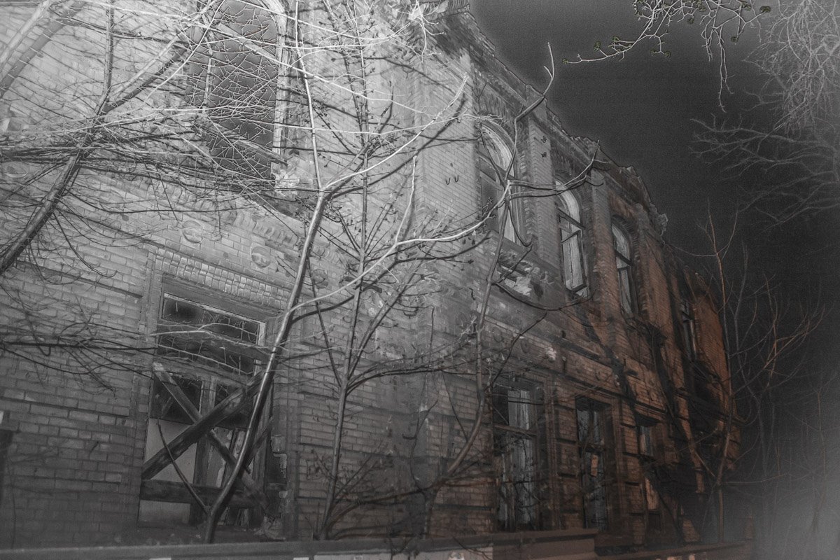 Окна больницы забиты досками, чтобы призраки не смогли попасть на улицу. Конечно, это только наши догадки, хотя всякое может быть, тем более в пятницу 13 