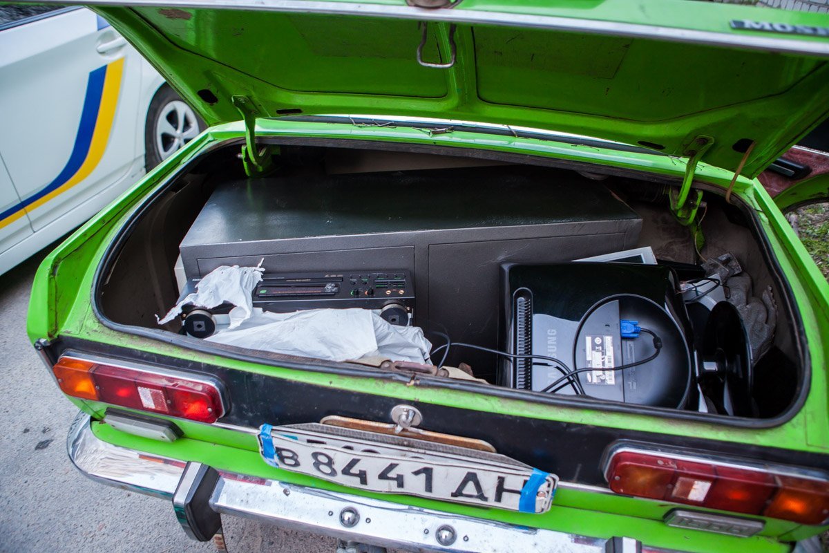 В багажнике также находилась техника В багажнике также находилась техника