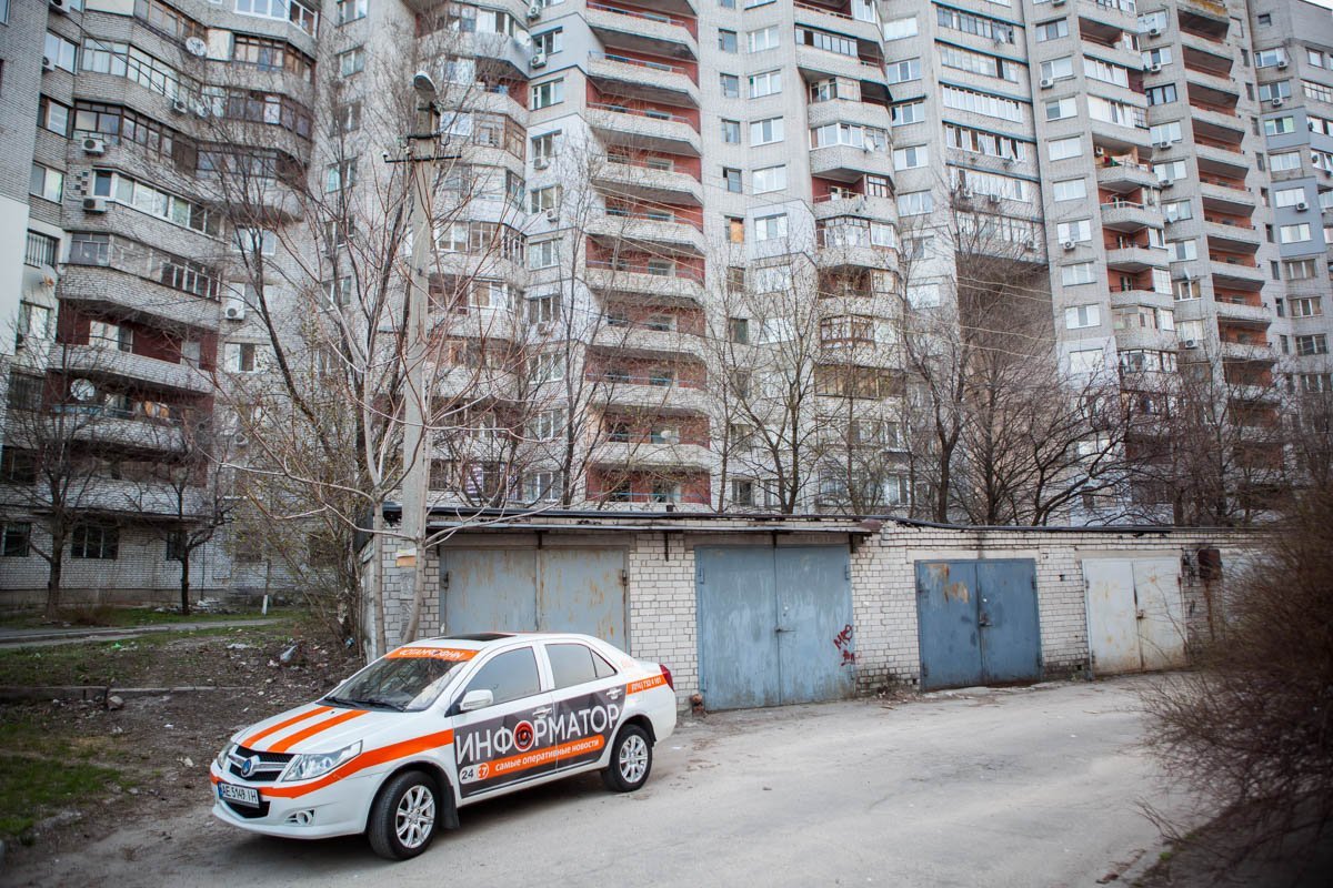 Двор дома, где обнаружили автомобиль и задержали воров Двор дома, где обнаружили автомобиль и задержали воров