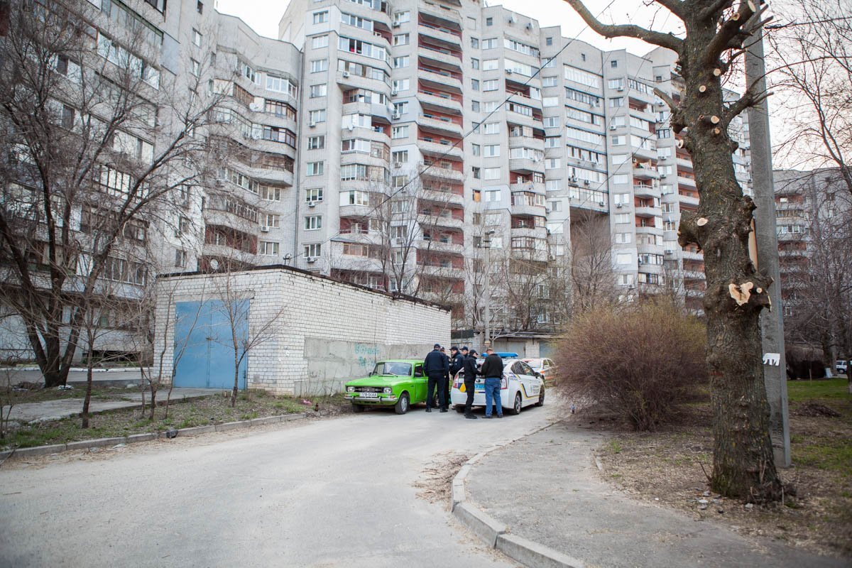 На месте работали патрульная полиция и следственно-оперативная группа На месте работали патрульная полиция и следственно-оперативная группа