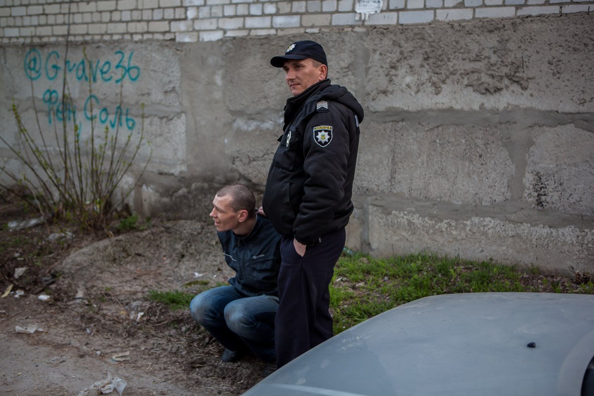 На момент ограбления воры были одеты в маски и угрожали охраннику На момент ограбления воры были одеты в маски и угрожали охраннику