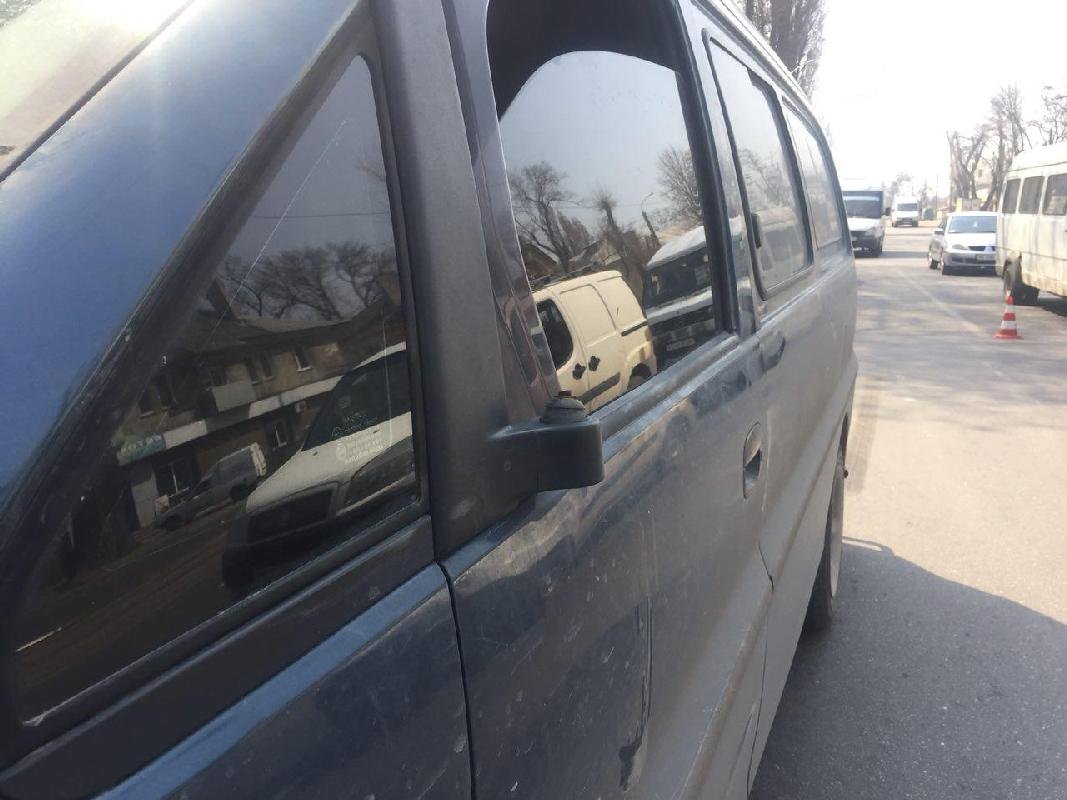 У автомобиля Hyundai отломано боковое зеркало и появилась вмятина на крыле