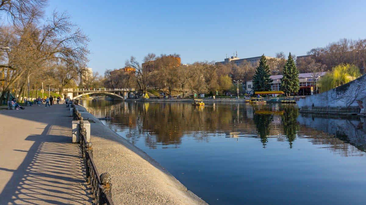 В парке чисто и уютно В парке чисто и уютно