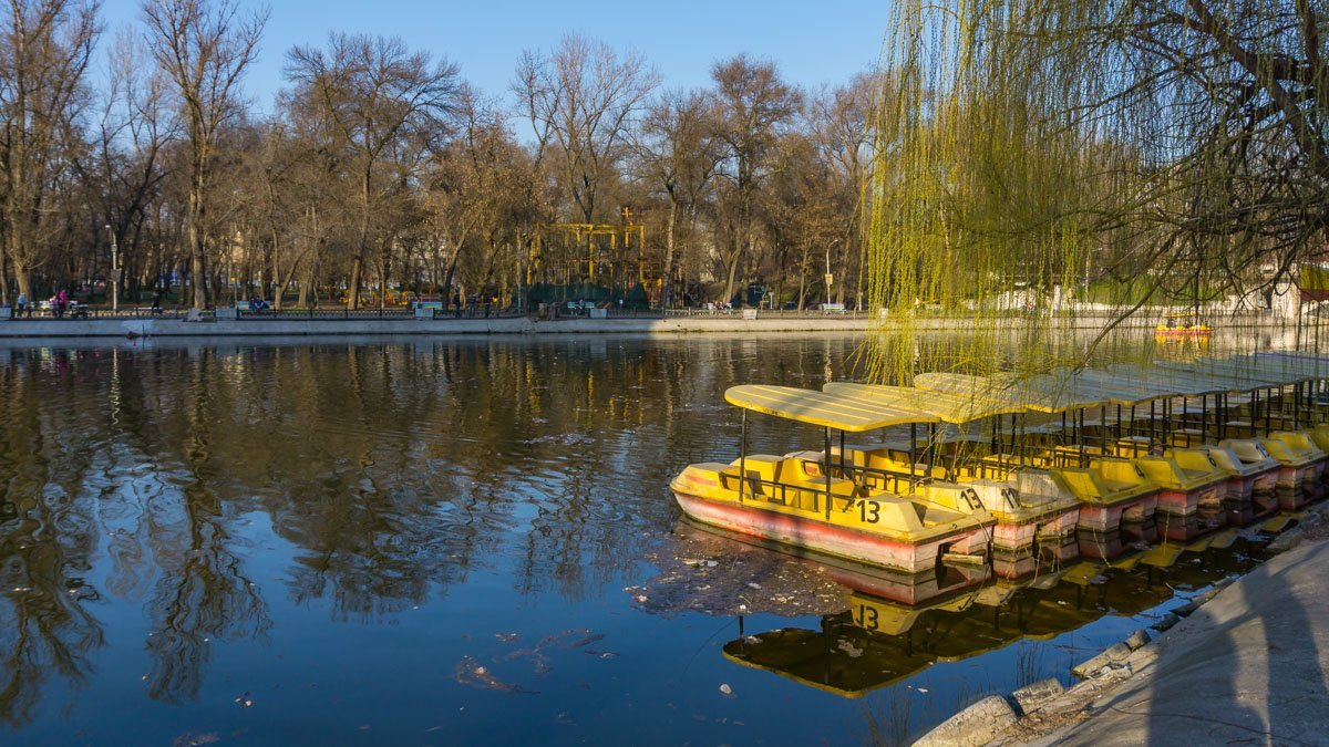 Летом по озеру можно покататься на катамаране Летом по озеру можно покататься на катамаране