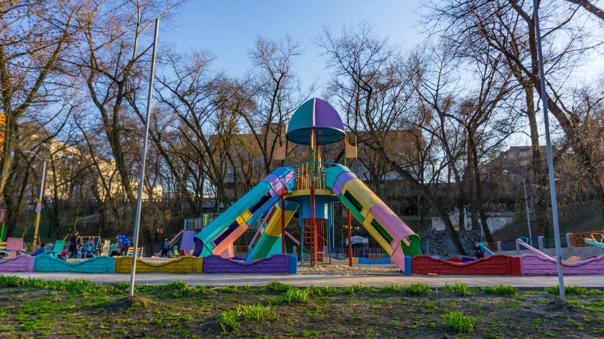 В парке есть детские площадки, где можно "выгулять" свое чадо В парке есть детские площадки, где можно "выгулять" свое чадо