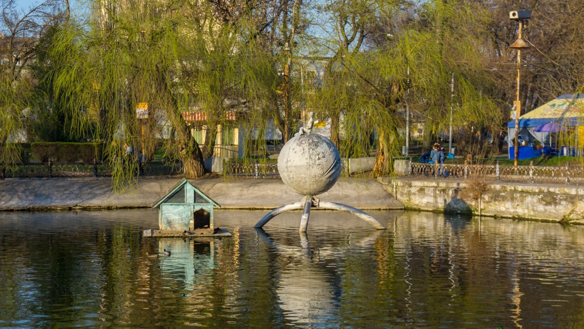 Фонтан "Маленький принц" демонтировали, демонтировали, да не выдемонтировали Фонтан "Маленький принц" демонтировали, демонтировали, да не выдемонтировали