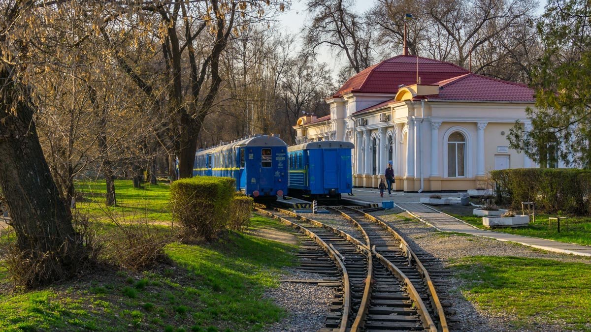 Детская железная дорога выглядит хорошо, несмотря на свой далеко не юный возраст Детская железная дорога выглядит хорошо, несмотря на свой далеко не юный возраст