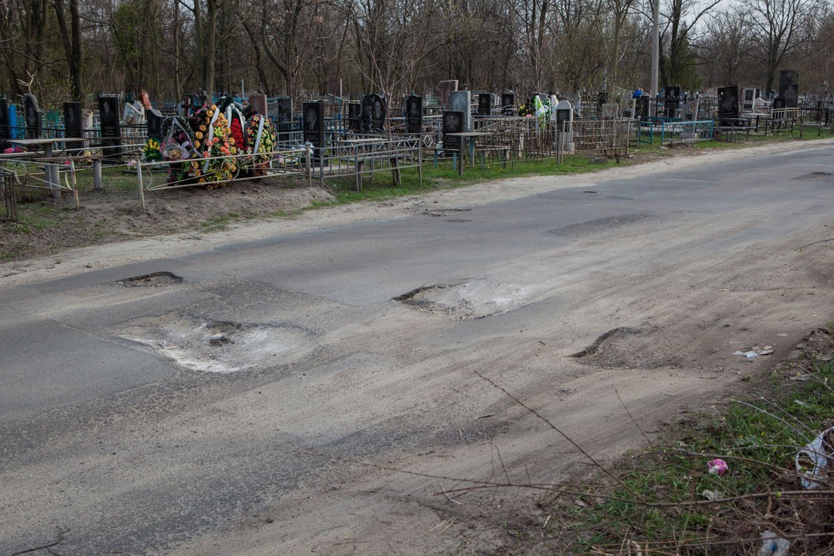 Ямы по всему периметру кладбища Ямы по всему периметру кладбища