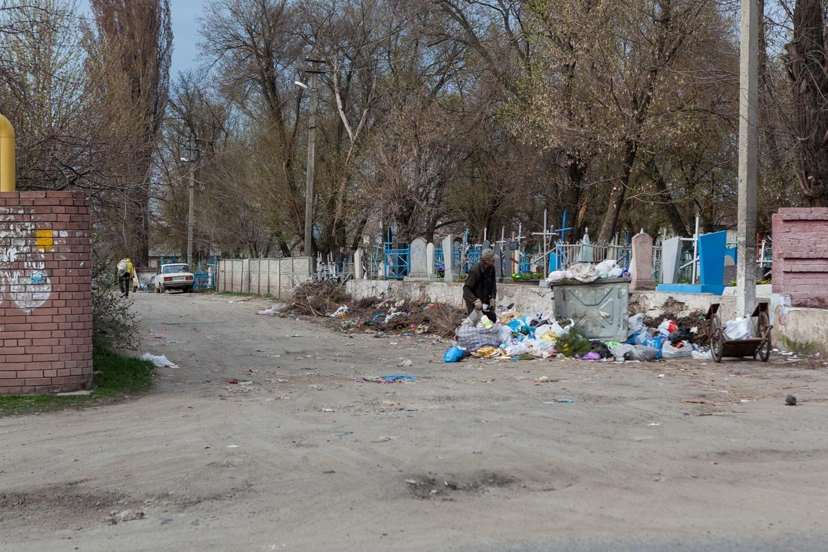Очень много мусора на кладбищах Очень много мусора на кладбищах