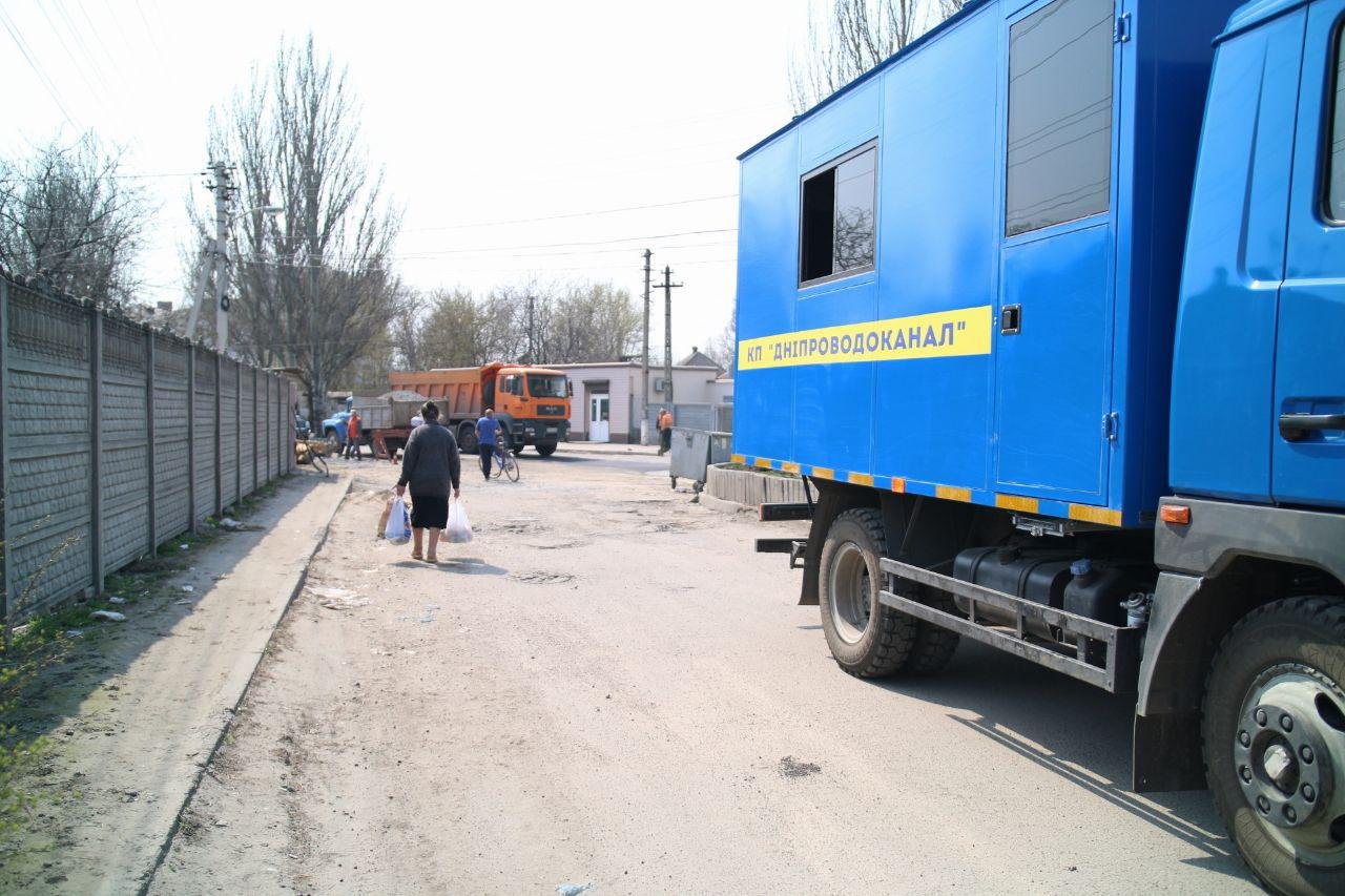 Недавно на участке дороги на улице Янтарной прорвало трубу