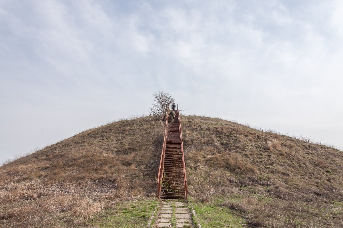 В Днепропетровской области неизвестные расхитили курган В Днепропетровской области неизвестные расхитили курган