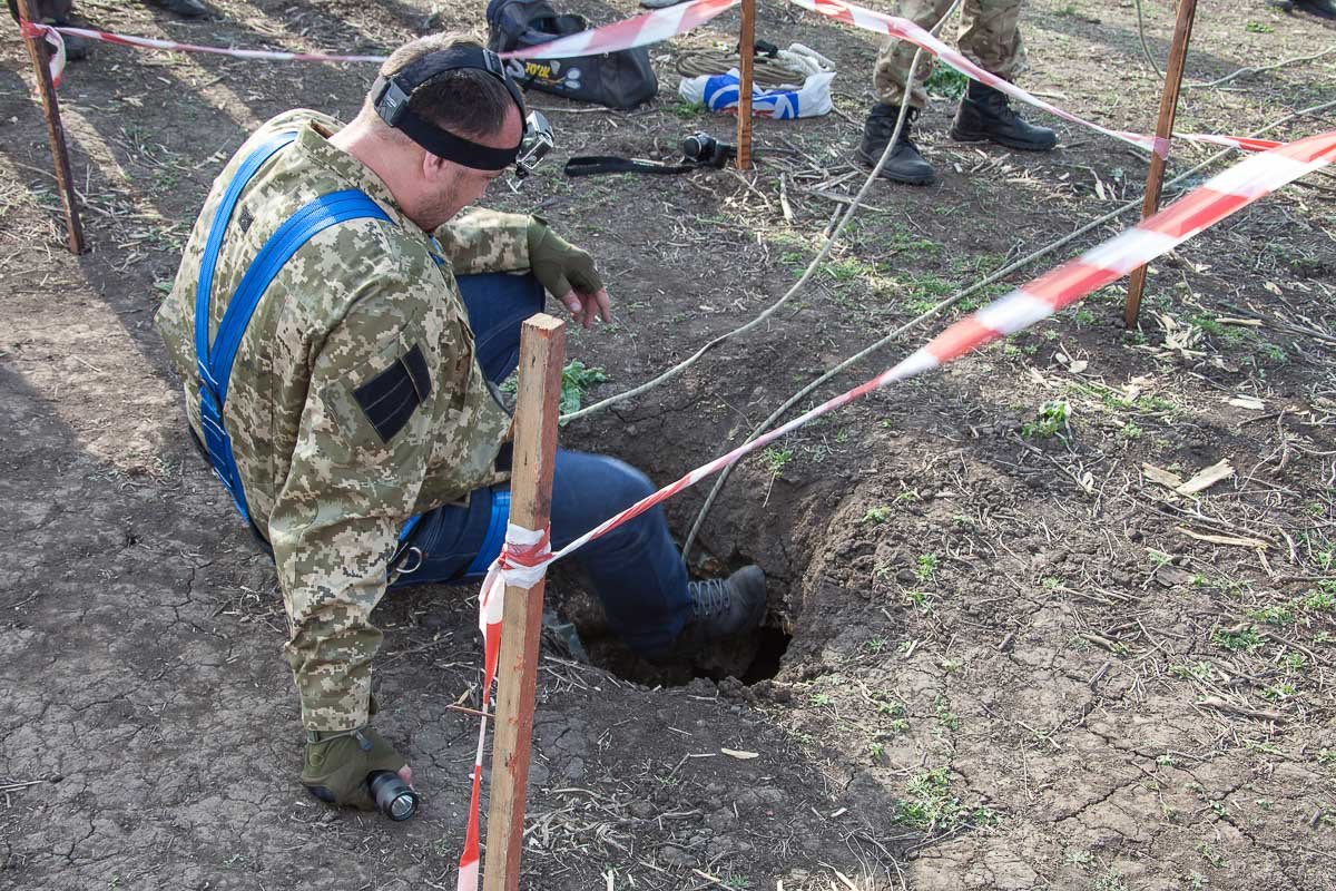 Во время осмотра полицейские обнаружили в верхней части кургана отверстие размером 0,8 на 0,8 метра и глубиной примерно 20 метров Во время осмотра полицейские обнаружили в верхней части кургана отверстие размером 0,8 на 0,8 метра и глубиной примерно 20 метров
