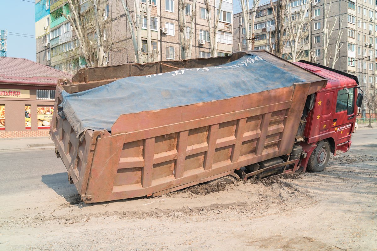 Грузовик был загружен строительным мусором Грузовик был загружен строительным мусором