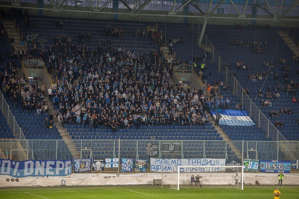 Стадион "Днепр-Арена" снова ожил от поддержки фанатов Стадион "Днепр-Арена" снова ожил от поддержки фанатов