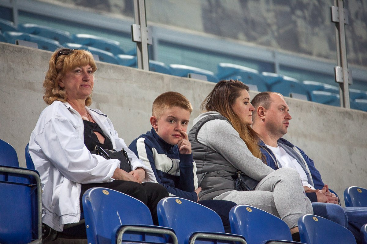 Маленькие фанаты напряженно следили за игрой Маленькие фанаты напряженно следили за игрой