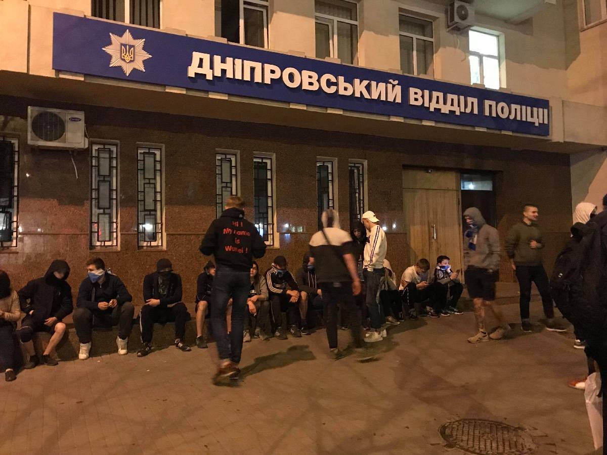 Вследствие этого, под зданием УПП собралась толпа фанатов ФК "Днепр", которые хотели, чтобы их друзей и однополчан отпустили Вследствие этого, под зданием УПП собралась толпа фанатов ФК "Днепр", которые хотели, чтобы их друзей и однополчан отпустили