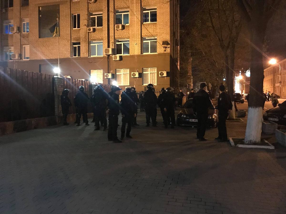 Футбольные болельщики кидали камни, петарды, бутылки и взрыв-пакеты в полицию во время столкновения Футбольные болельщики кидали камни, петарды, бутылки и взрыв-пакеты в полицию во время столкновения