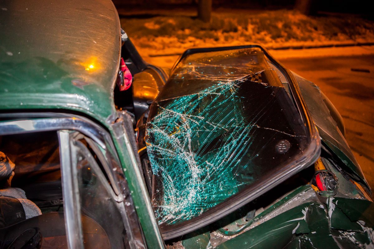 В результате ДТП, ВАЗ получил серьезные повреждения