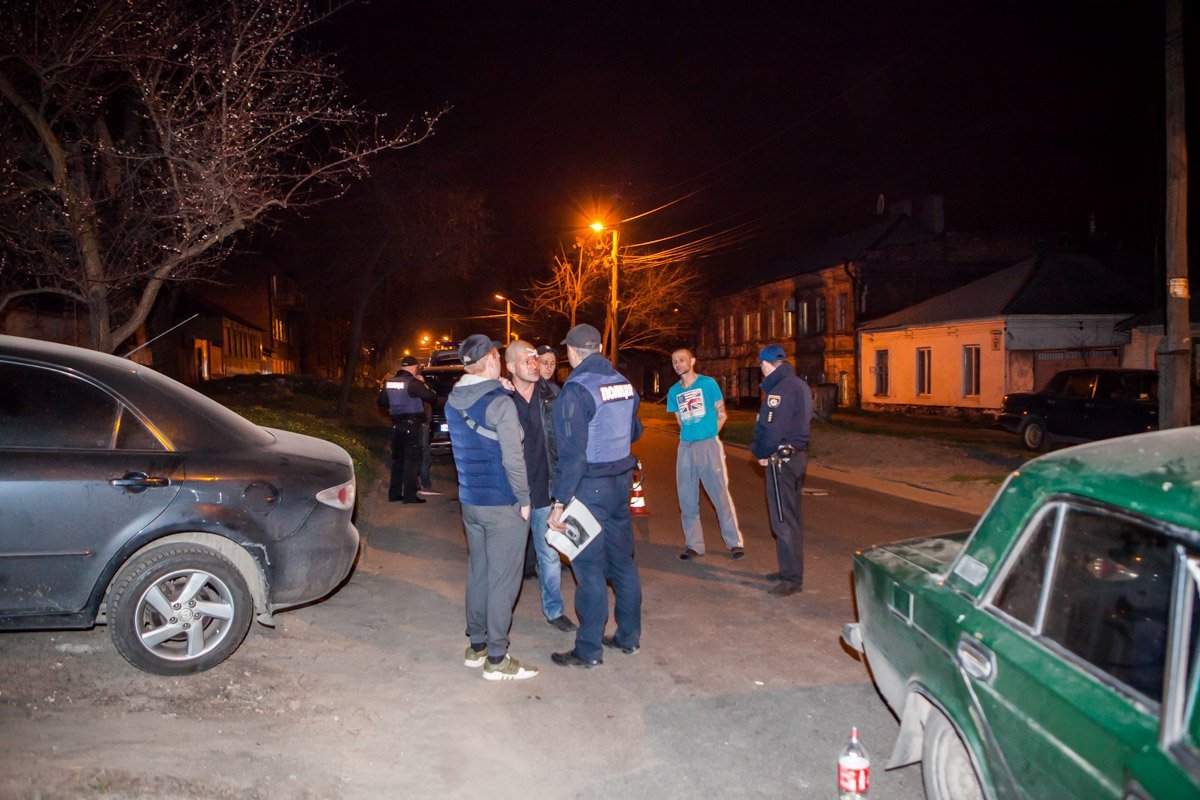 На месте ДТП работают сотрудники патрульной полиции