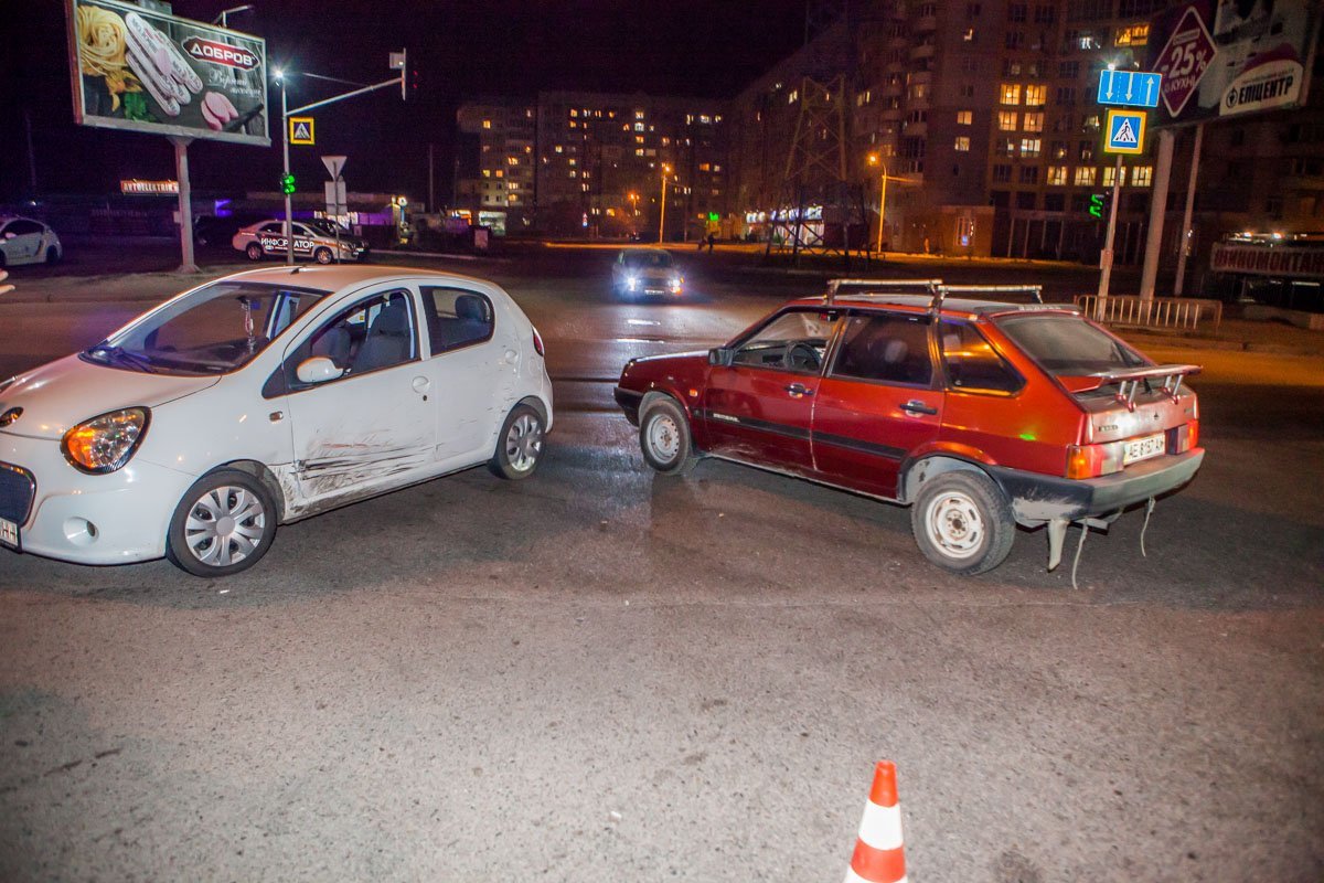 Водитель автомобиля Lada при повороте налево не пропустил Geely