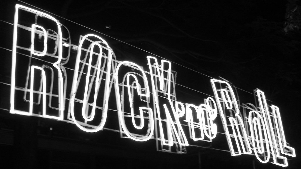 Самые нарядные костюмы, яркие платья и модный начёс только в MADISON