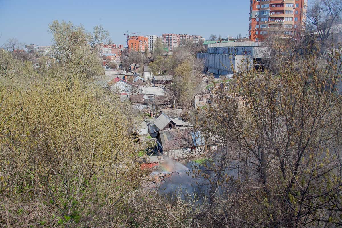 Плотным дым заметили проезжающие мимо водители