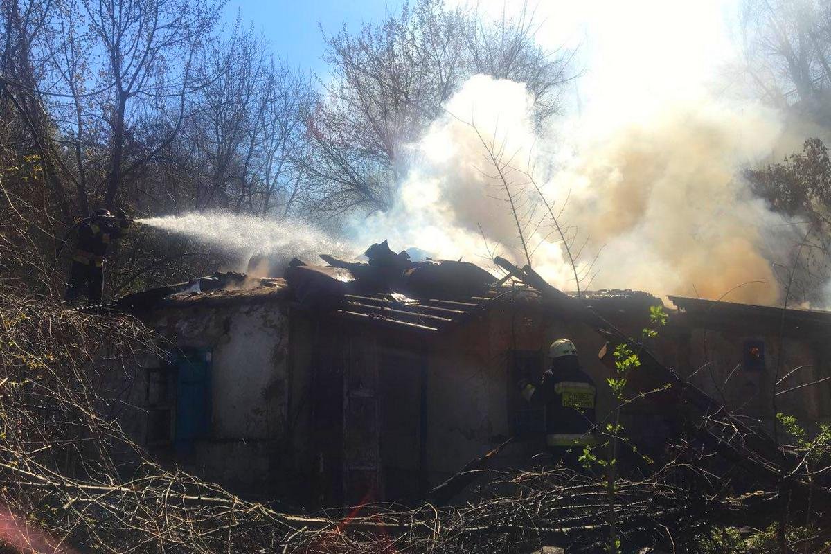 Предварительно, пожар возник либо из-за выпала кабелей... 