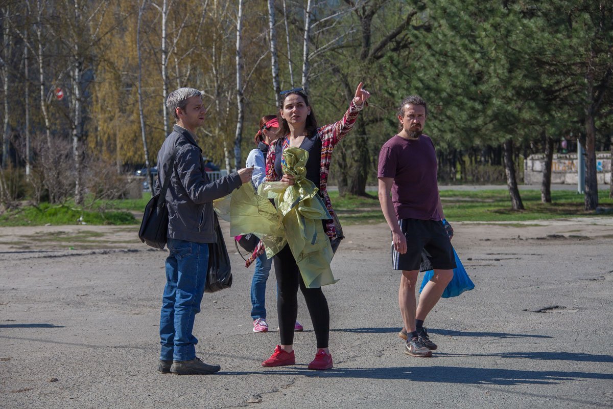 При въезде на косу Марина каждому предлагала взять пакет и присоединиться к субботнику