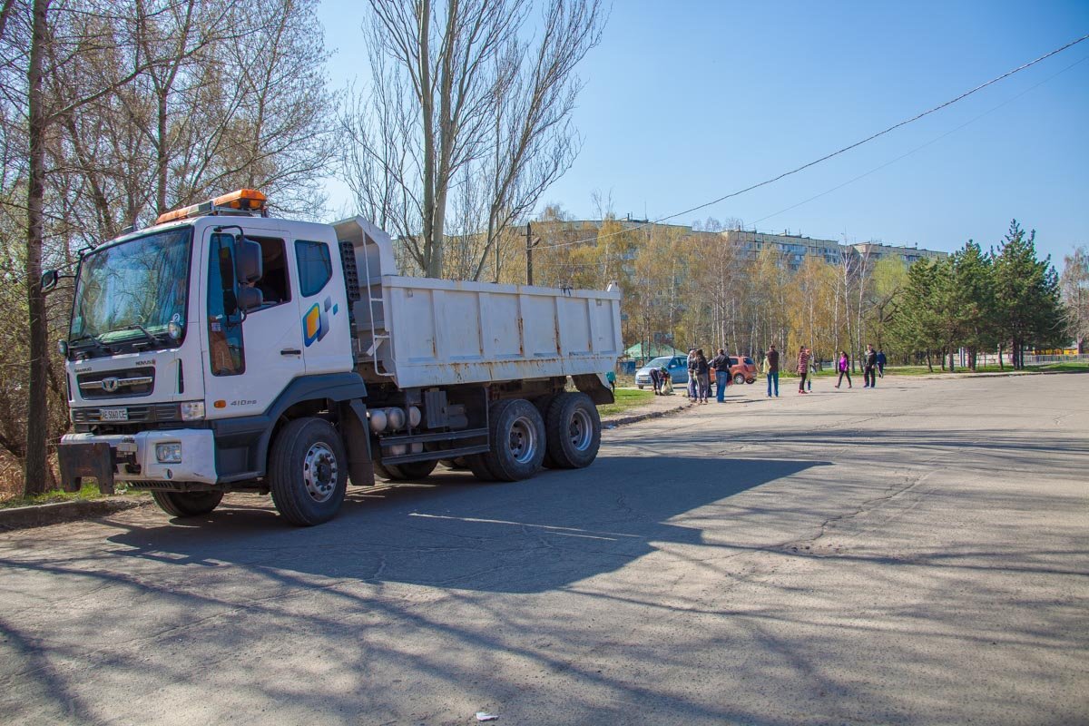 Коммунальный транспорт в ожидании полных мусора мешков