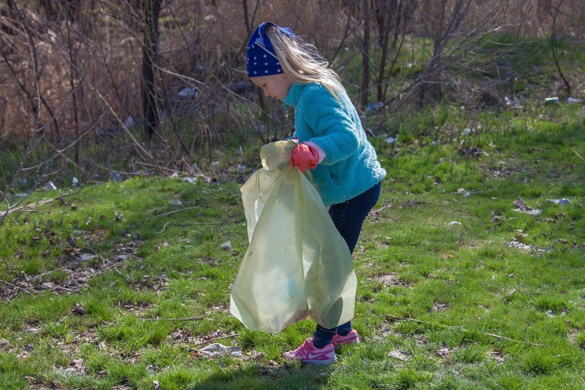 Пять минут - и на полянке нет ни единой бумажки