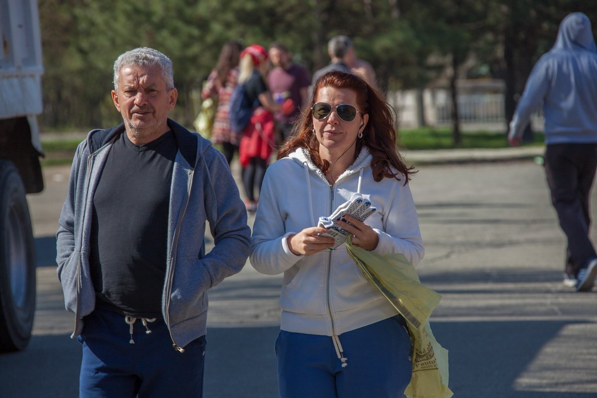 Вооруженные супруги направляются на борьбу с мусором