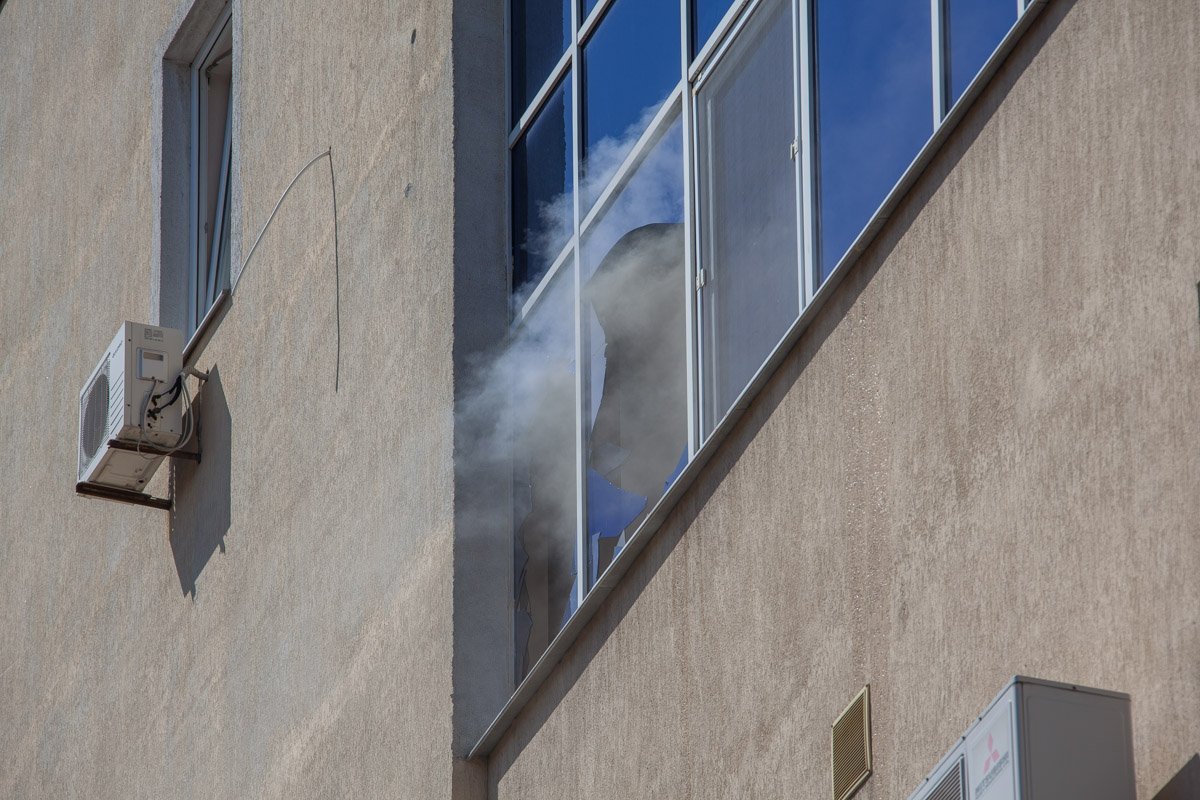 Пожар в семиэтажном здании начался в 11:20 Пожар в семиэтажном здании начался в 11:20