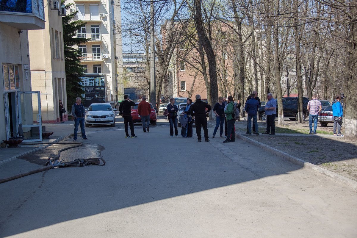 Всех людей, работавших в офисах, эвакуировали правоохранители Всех людей, работавших в офисах, эвакуировали правоохранители